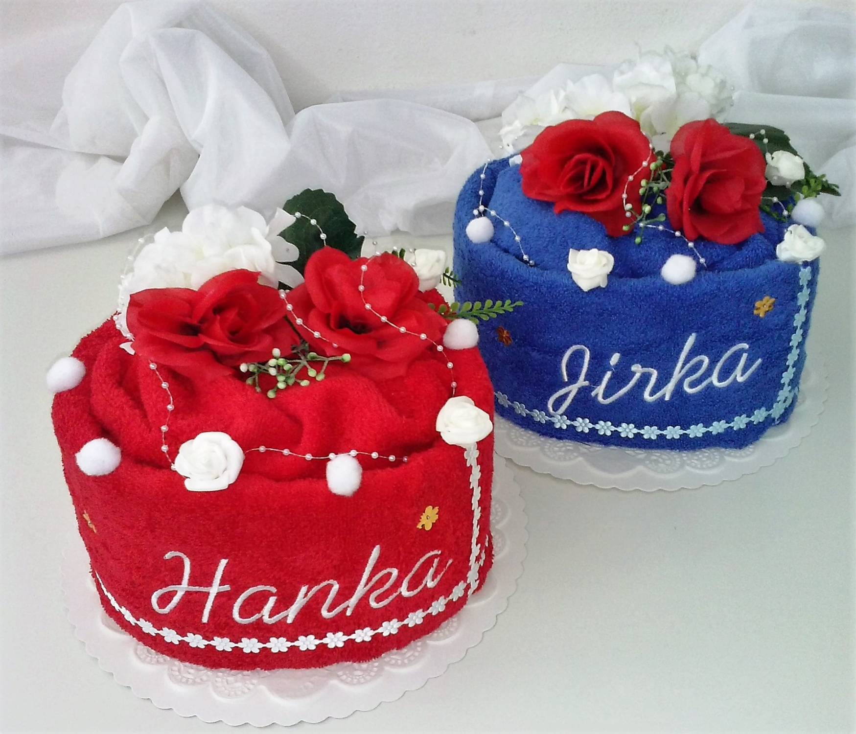 Veratex Textilní dort ve tvaru Srdce s vyšitými jmény novomanželů. 2 x 70 x 140 cm