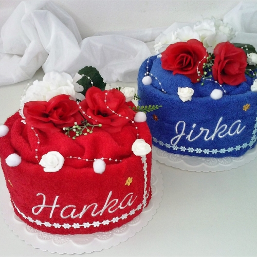 Textilní dort ve tvaru Srdce s vyšitými jmény novomanželů.